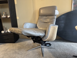 Relaxfauteuil, grijs leder, elektrisch verstelbaar